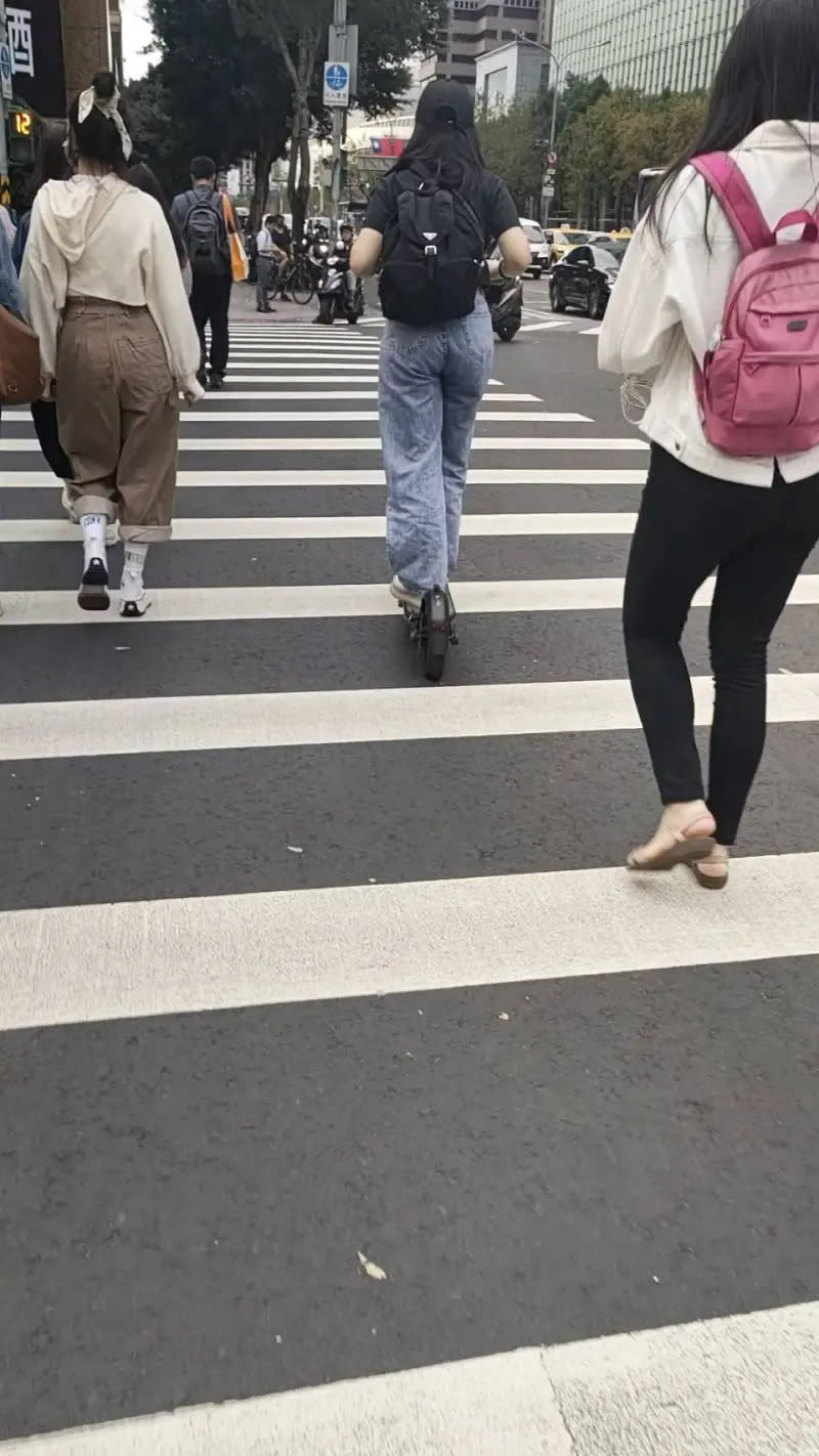 ▲雖然電動滑板車等個人行動器具已被歸類為慢車，但仍無縣市開放道路騎乘，台北市甚至連公園、自行車道等也全面禁止（圖／記者陳詩雨攝）