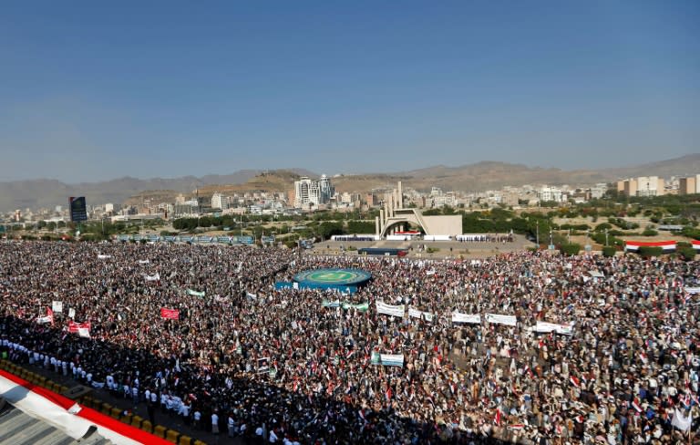 Des centaines de milliers de partisans des rebelles houthis rassemblés à Sanaa pour fêter le troisième anniversaire de la conquête de Sanaa, le 21 septembre 2017 au Yémen