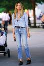 <p>Heidi Klums Liebe zu Jeans macht sich bei diesem Street-Look bemerkbar: Ebenfalls in New York setzt die Moderatorin auf Double-Denim mit hervorblitzendem BH, flachen Schuhen und einem breiten Gürtel mit Schnalle als Accessoires.<br> (Bild-Copyright: Gotham/GC Images) </p>