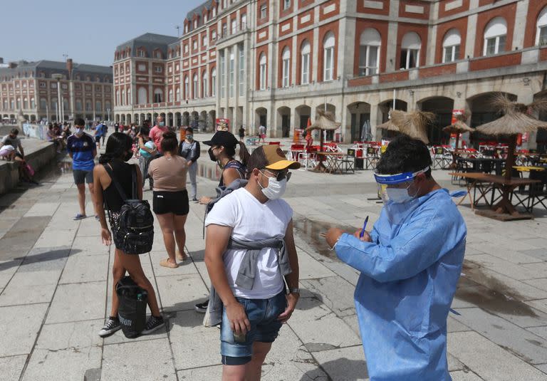 Largas colas para hisoparse en MAr del plata. Aforo ; bares; sociedad; covid; coronavirus; verano; vacaciones