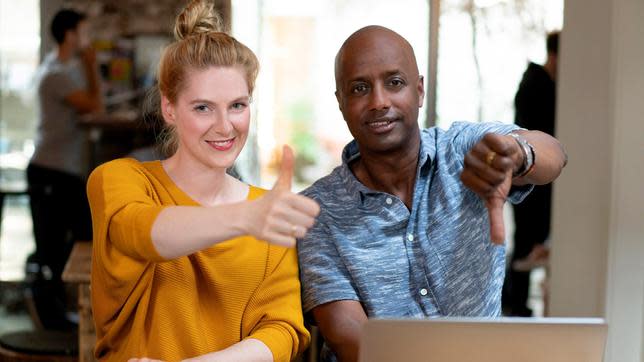 Die Moderatoren beim besten Deal: Annabell Neuhof und Yared Dibaba. Foto: WDR / Ben Knabe