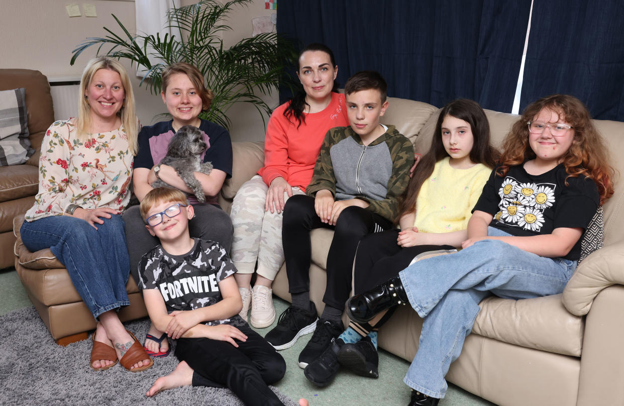 (L-R) Mum of three Nicole Ross with son Warren and daughter Lucy, Ukrainian mum Mila with son Nazar and daughter Tonya, and Nicole's daughter Taylor far right. (Reach)