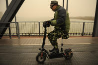 <p>Während eines Sandsturms fährt ein mutiger Mann im chinesischen Harbin auf seinem Roller über eine Brücke. Mit Alarmstufe Orange warnten die Behörden die Bevölkerung vor schlechter Luft. (Bild: Tao Zhang/Getty Images) </p>