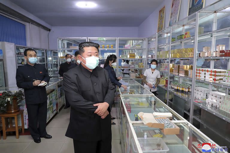 En esta imagen proporcionada por el gobierno de Corea del Norte, el líder norcoreano Kim Jong Un visita una farmacia en Pyongyang, Corea del Norte, el 15 de mayo de 2022. 