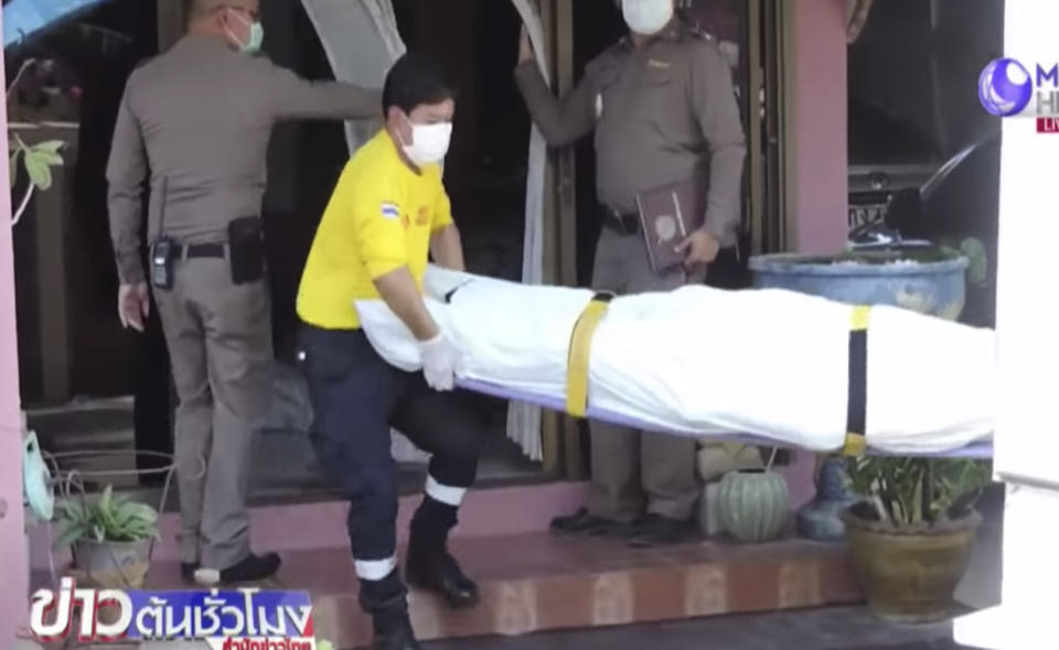 Thai police carry out the bodies of murder victims Sawaros Kimsee, 26, and her mother Natcha Kimsee, 51, and father Oudom Kimsee, 56, in Chiang Rai, Northern Thailand. Source: MCOT / YouTube