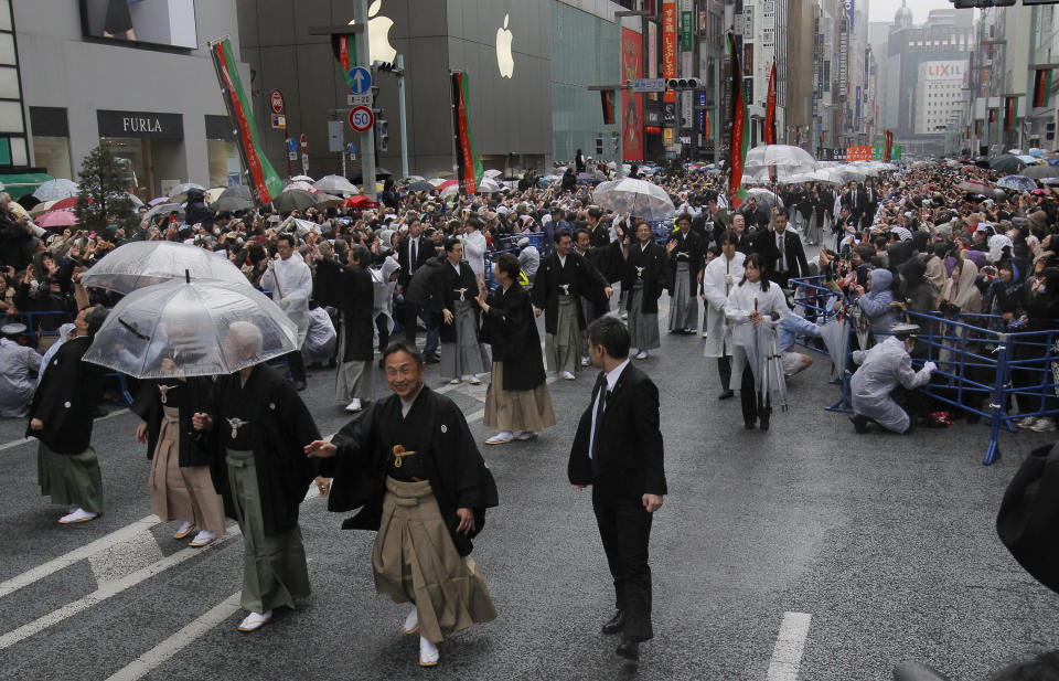 Kabuki actor Shibajyaku Nakamura, second from right, and other actors parade through Ginza shopping district in Tokyo, Wednesday, March 27, 2013. Some 60 of kabuki actors paraded Wednesday to newly renovated Tokyo theatre ahead of its official opening. (AP Photo/Shizuo Kambayashi)