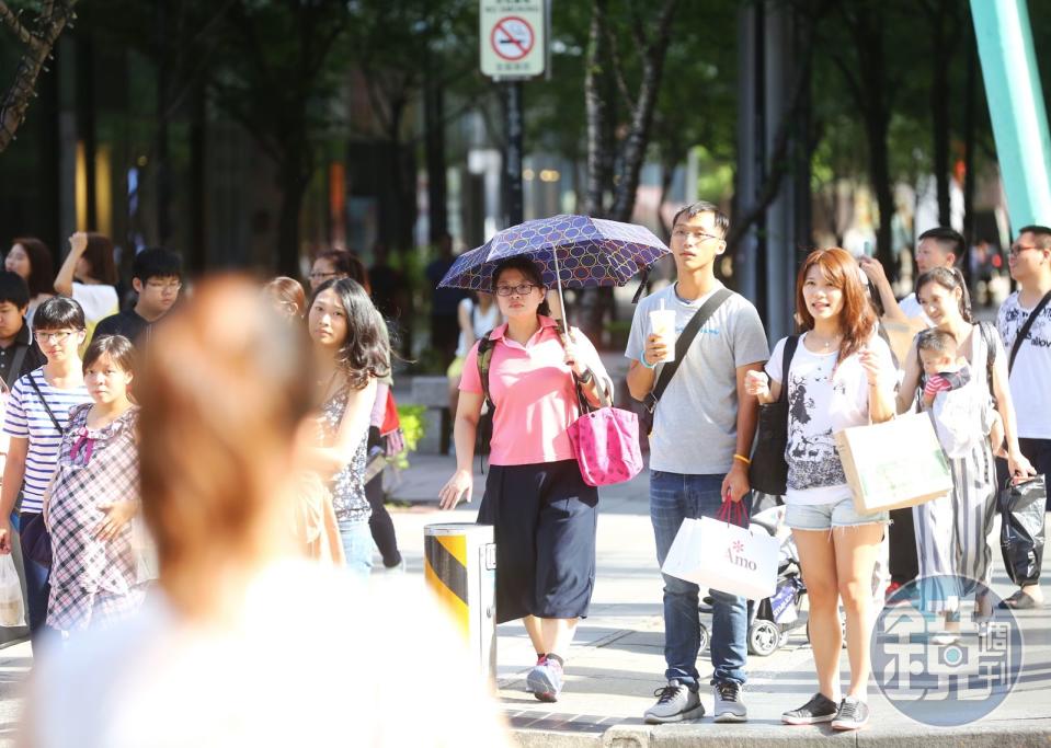 今（21日）各地多雲到晴，但午後山區及宜蘭地區可能有零星降雨。