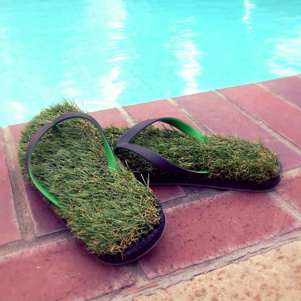 Angeblich echt bequem: Gras-Flip-Flops (Bild: Amazon)