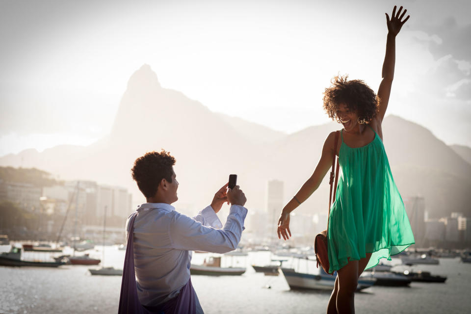 Viele Männer haben im Urlaub einen Foto-Fulltime-Job. (Bild: Getty Images)