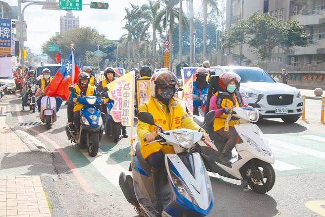 罷王總部在投票倒數階段，以車隊掃街等形式宣傳民眾踴躍投票。（呂筱蟬攝）