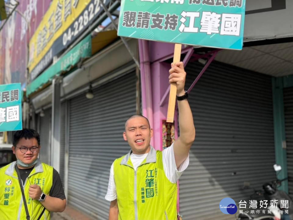 即將入伍的江肇國競選團隊準阿兵哥，入伍前也要幫忙站路口拉票讓他超感動。市議員江肇國提供