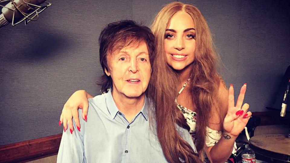 Lady Gaga posiert mit Paul McCartney im Studio