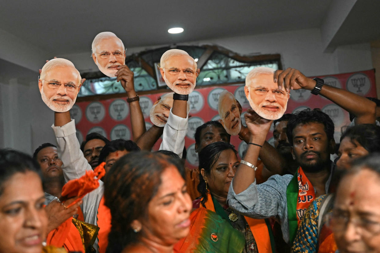 Des partisans de Narendra Modi, Premier ministre indien et dirigeant du Bharatiya Janata Party (BJP), célèbrent les résultats du dépouillement des élections générales en Inde, au bureau du BJP à Hyderabad, le 4 juin 2024.