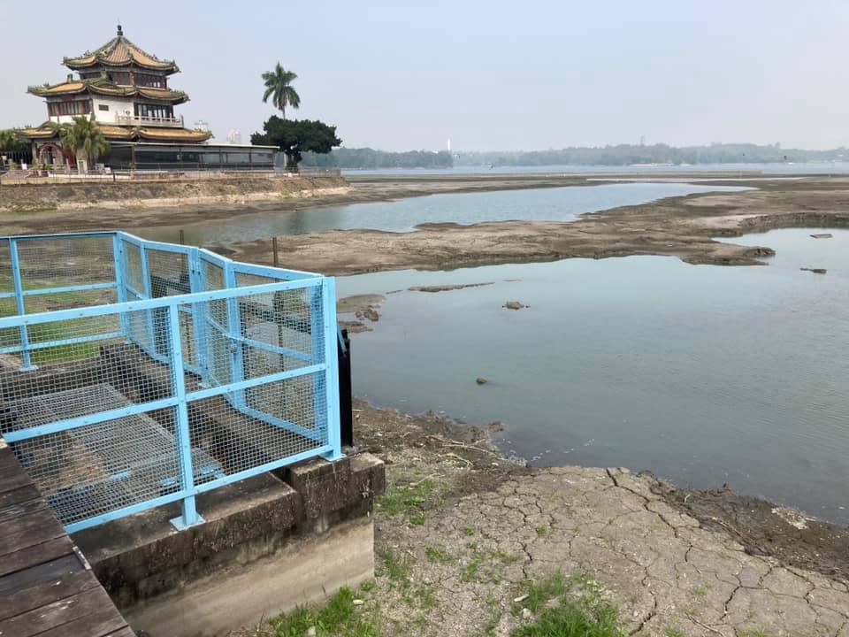 湖已經乾涸，露出底部的龜裂地面。（圖／翻攝自高雄大小事臉書）