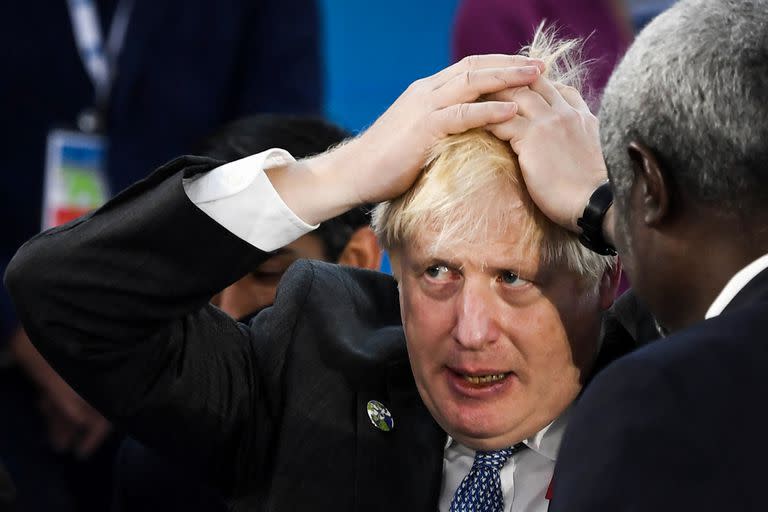 El primer ministro británico, Boris Johnson, reacciona durante una reunión en la cumbre de líderes del G20 en Roma