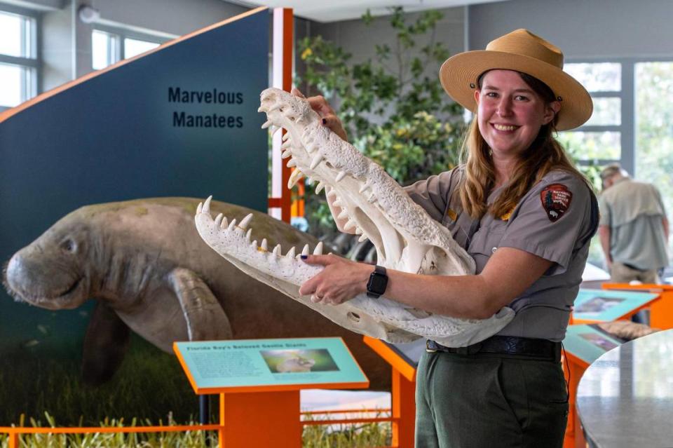 La guardabosques Riley Hays, de 32 años, mostrando un esqueleto de cocodrilo delante de las nuevas exposiciones que se exhiben en Guy Bradley Flamingo Visitor Center dentro del Parque Nacional de los Everglades, en Homestead, la Florida, el viernes 20 de octubre de 2023. D.A. Varela/dvarela@miamiherald.com