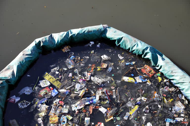 Una olla, que son una suerte de tachos de basura que se colocan el agua 