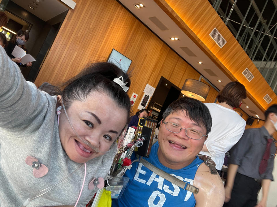 陳靜琪(圖左)2019年嫁給口足畫家許世皇，小倆口幸福甜蜜。(陳靜琪提供)