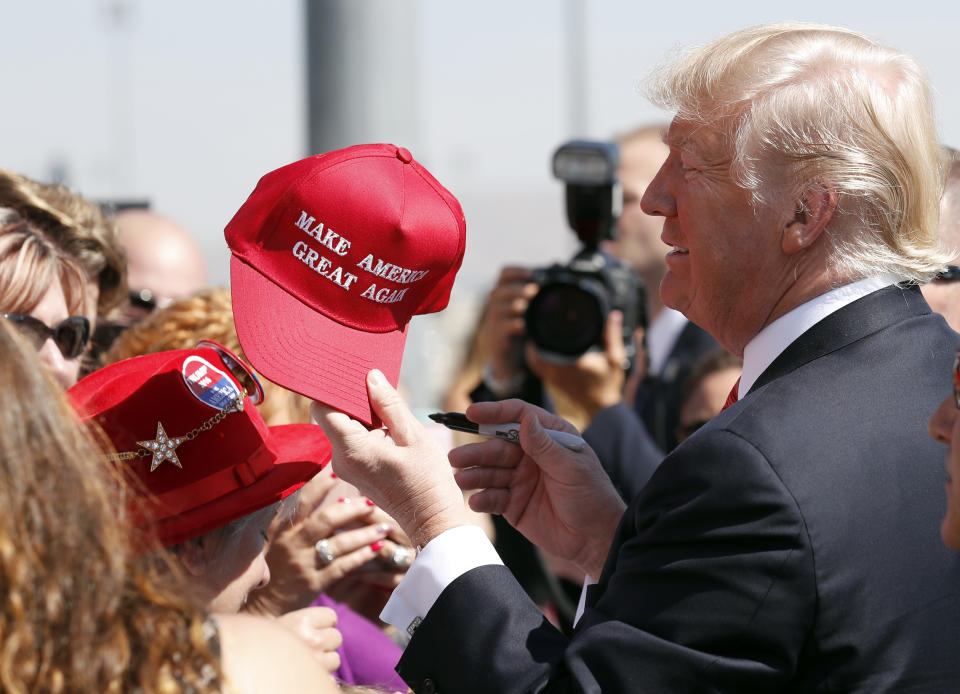 Früher Symbol der Unterstützung, heute eines des Protests: Donald Trump mit einer „Make America Great Again“-Mütze. (Bild: AP Photo)