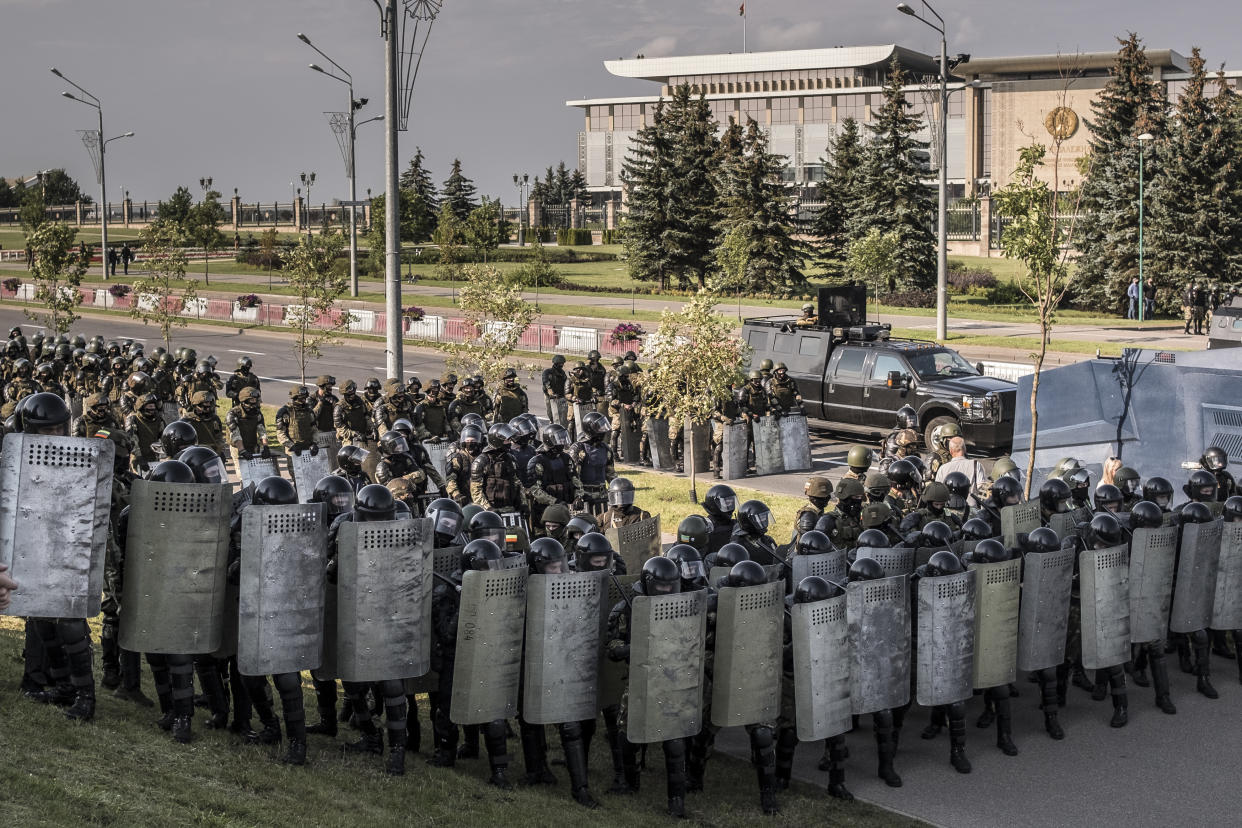 Policías en Minsk, Bielorrusia, el 30 de agosto de 2020, cuando cientos de miles de manifestantes prodemocracia se manifestaron durante semanas. (Sergey Ponomarev/The New York Times)
