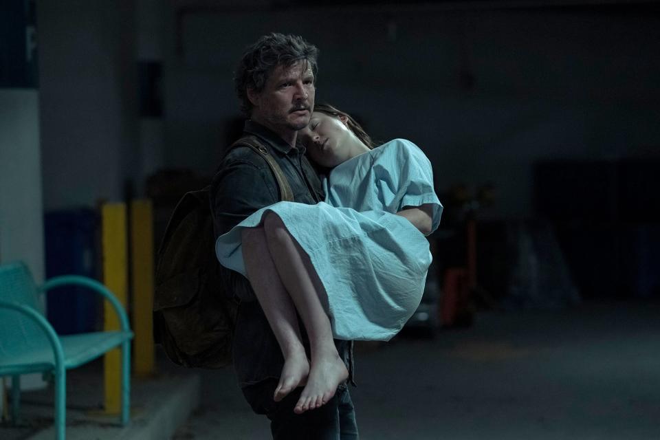 Joel (Pedro Pascal) Transporte Une Ellie (Bella Ramsey) Inconsciente Hors De L'Hôpital Dans 