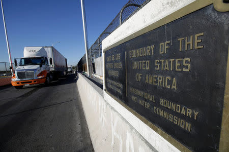 Trucks wait in the queue for border customs control to cross into U.S. at the Bridge of Americas in Ciudad Juarez, Mexico, August 15, 2017. REUTERS/Jose Luis Gonzalez