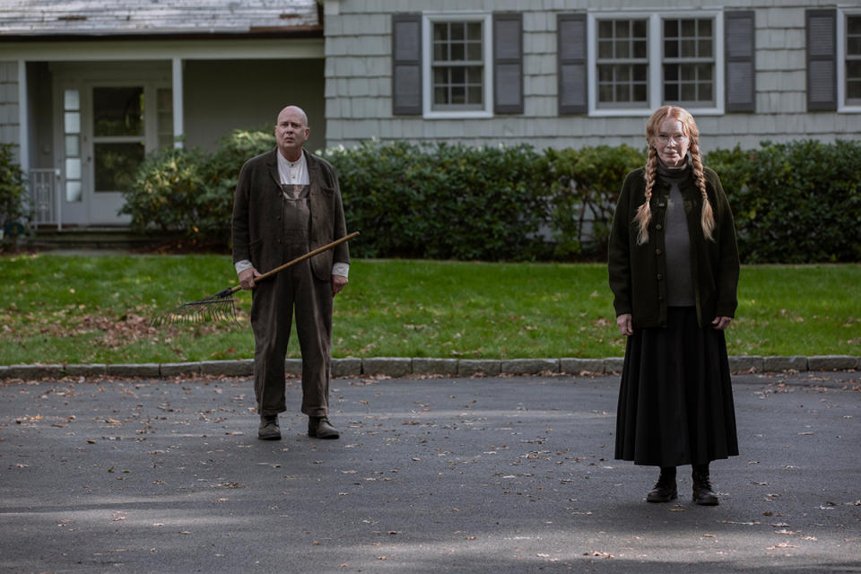 Terry Kinney as Jasper Winslow, Mia Farrow as Pearl Winslow in 'Watchman'.  Cr. Eric Liebowitz/Netflix ©  2022