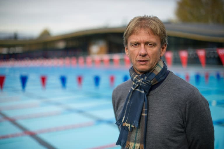 L'entraîneur de natation Lionel Horter pose devant la piscine à Mulhouse, dans le Haut-Rhin, le 17 novembre 2014 (SEBASTIEN BOZON)