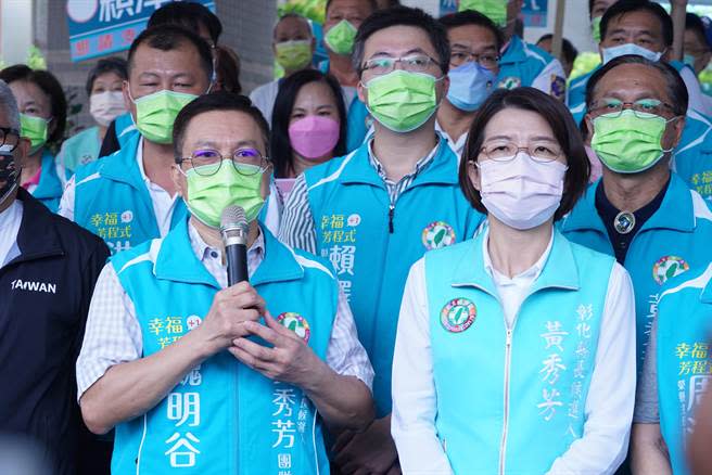 前縣長魏明谷也現身加持，要將好的縣政傳承給黃秀芳。（吳建輝攝）