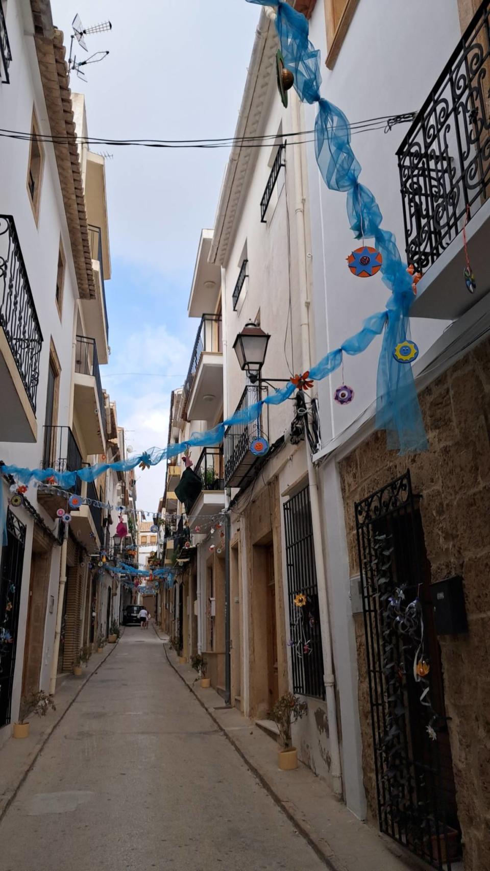 Las calles estrechas del pueblo viejo se adornan en verano por las fiestas de San Juan. 