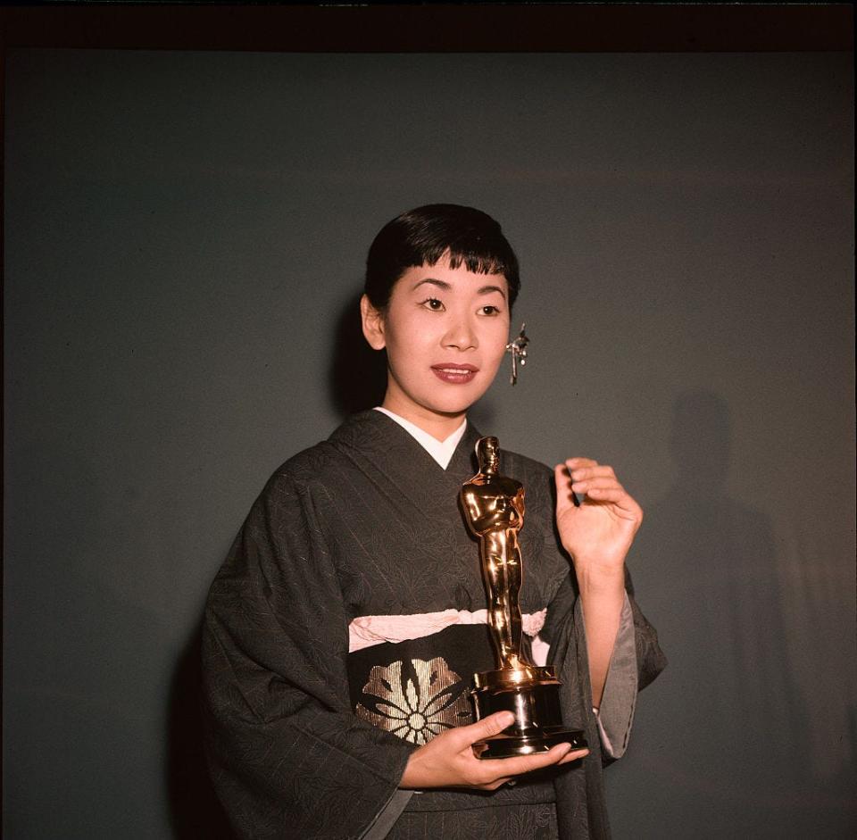 Miyoshi Umeki holding Academy Award
