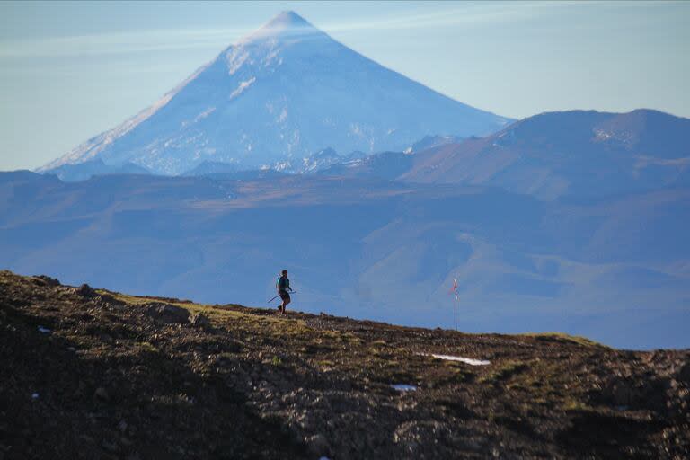 La inmensidad de la naturaleza y el volcán Lanín dan un toque especial a Patagonia Run, la competencia de running sin detenciones más relevante de América del Sur.