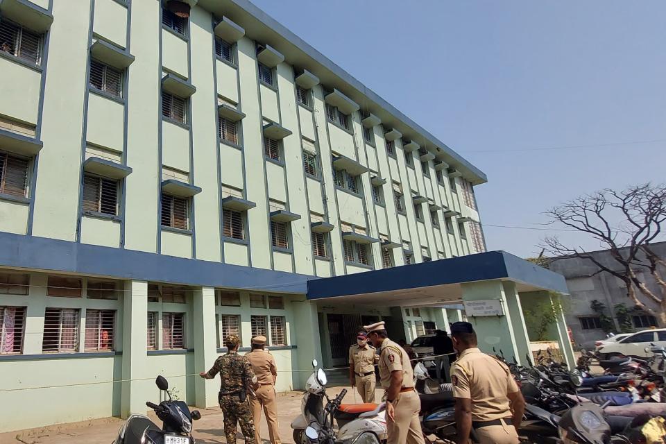 Des forces de l'ordre devant l'hôpital du district de Bhandara où un incendie dans la maternité a coûté la vie à 10 bébés - AFP