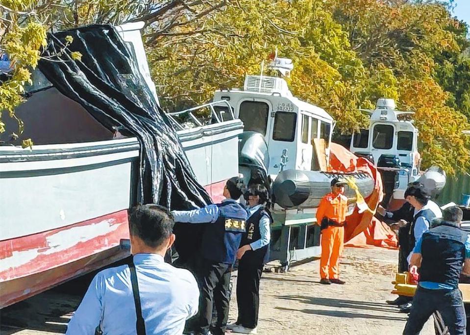 大陸籍漁船日前越界遭海巡署追緝翻覆釀2死意外，圖為大陸籍漁船左側欄杆疑因撞擊而凹陷扭曲。（資料照片/于家麒攝） 