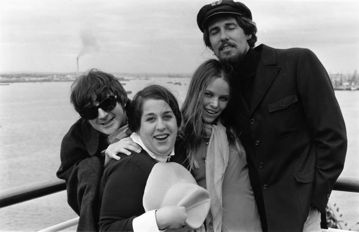 Mamas and the Papas (de izquierda a derecha): Denny Doherty, Cass Elliot, Michelle Phillips y John Phillips (Getty Images)