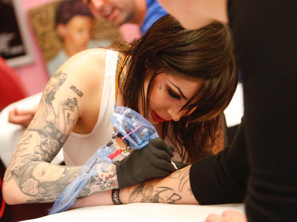 kat von d tattooing