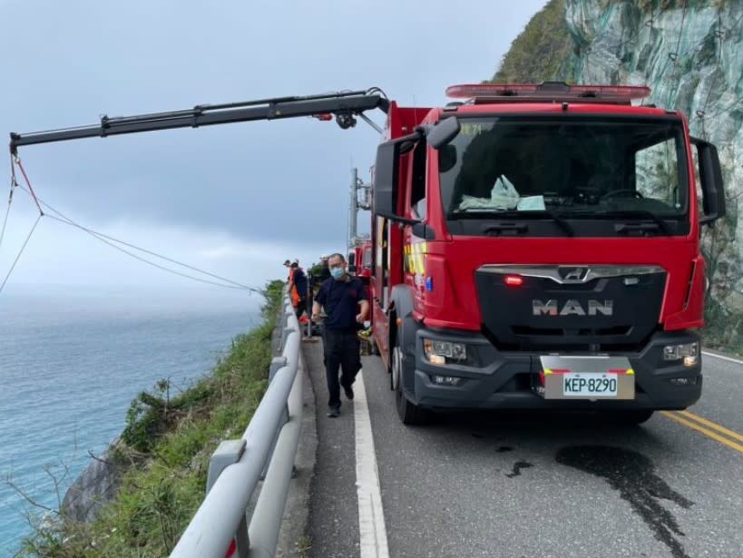 有民眾在花蓮縣蘇花公路邊坡上發現遺體，警消、海巡署岸巡人員到場吊掛遺體上來。翻設記者爆料網