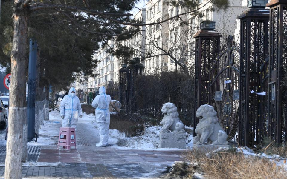 Epidemic prevention workers are on duty at a residential community under lockdown in Changchun, Jilin Province - China News Service