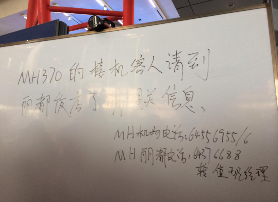 Esta pizarra muestra la notificación a los familiares de los pasajeros a bordo del vuelo MH370 de Malasya Airlines, que el avión está retrasado. La imagen fue tomada en el Aeropuerto Internacional de Beijing este 8 de marzo de 2014.(AP Photo/Xinhua, Luo Xiaoguang)