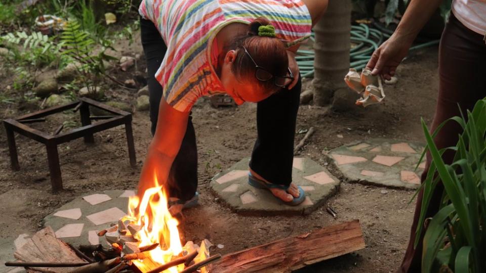 Kira cocinando con leña