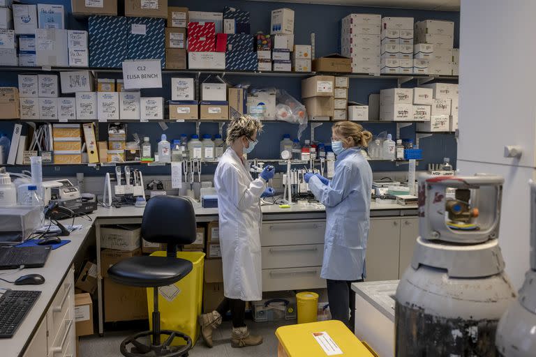Trabajdores de un laboratorio que testea la vacuna de Astrazeneca en Oxford