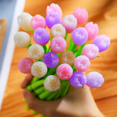 A set of tulip-shaped gel pens