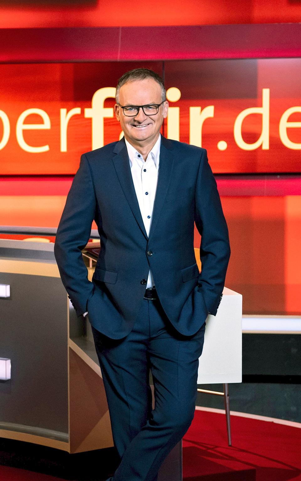 ARD-Talker Frank Plasberg wirft im Interview einen besorgten Blick auf die gesellschaftlichen Verwerfungen. Seine Kritik gilt dabei nicht nur auch den Medien: "Wir sollten unsere Klientel besser pflegen, sonst verlieren wir sie - im schlimmsten Fall auch an Schwurbler und Verschwörungsgläubige." (Bild: WDR/Stephan Pick)