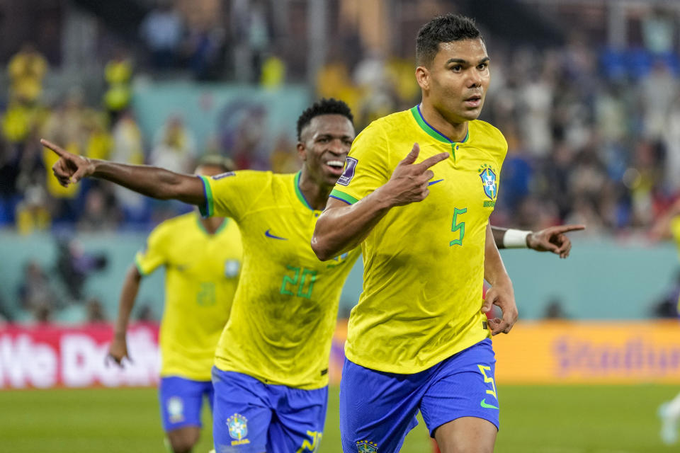 Casemiro (5) celebra tras anotar el primer gol de Brasil ante Suiza en el partido por el Grupo G del Mundial, el lunes 28 de noviembre de 2022, en Doha, Qatar. (AP Foto/Andre Penner)