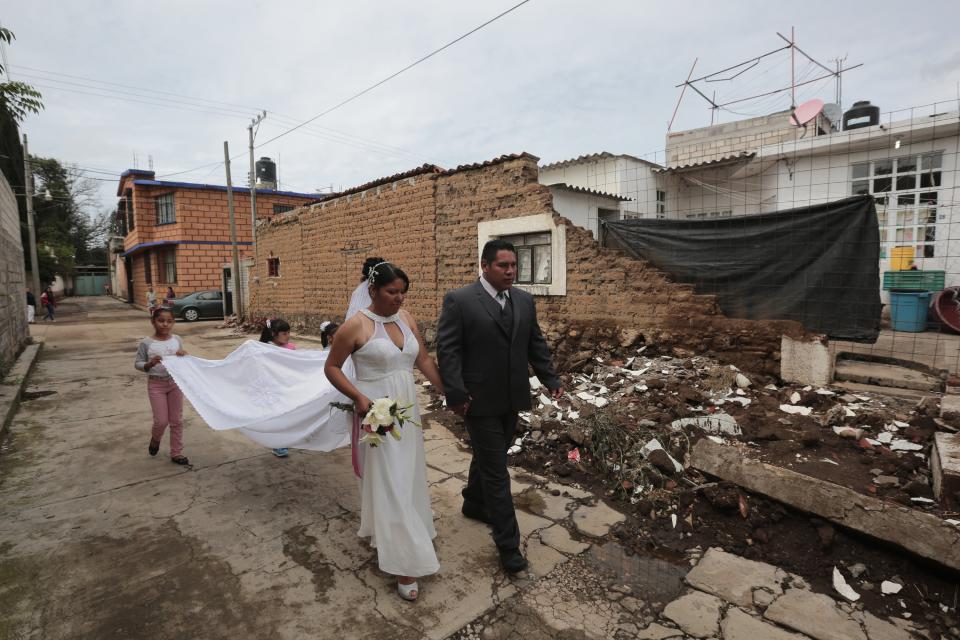 La boda en medio de la destrucción del terremoto