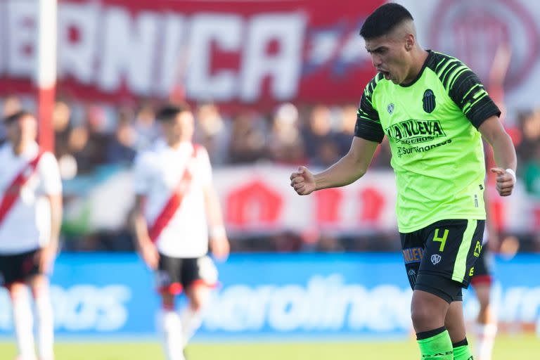 Barracas Central sacó un triunfo histórico como local por 2-1 contra River, el líder del campeonato