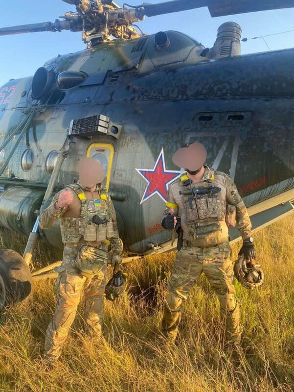 庫茲米諾夫駕駛 Mi-8 直升機，叛逃到哈爾科夫。圖為俘獲直升機的烏軍。   圖：翻攝自 OSINTtechnical X 帳號