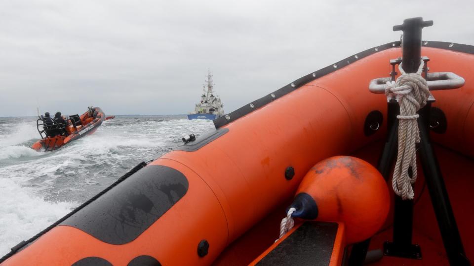 Beamte der Bundespolizei See simulieren mit einem Festrumpfschlauchboot einen Piratenangriff (Archivbild). Foto: Axel Heimken