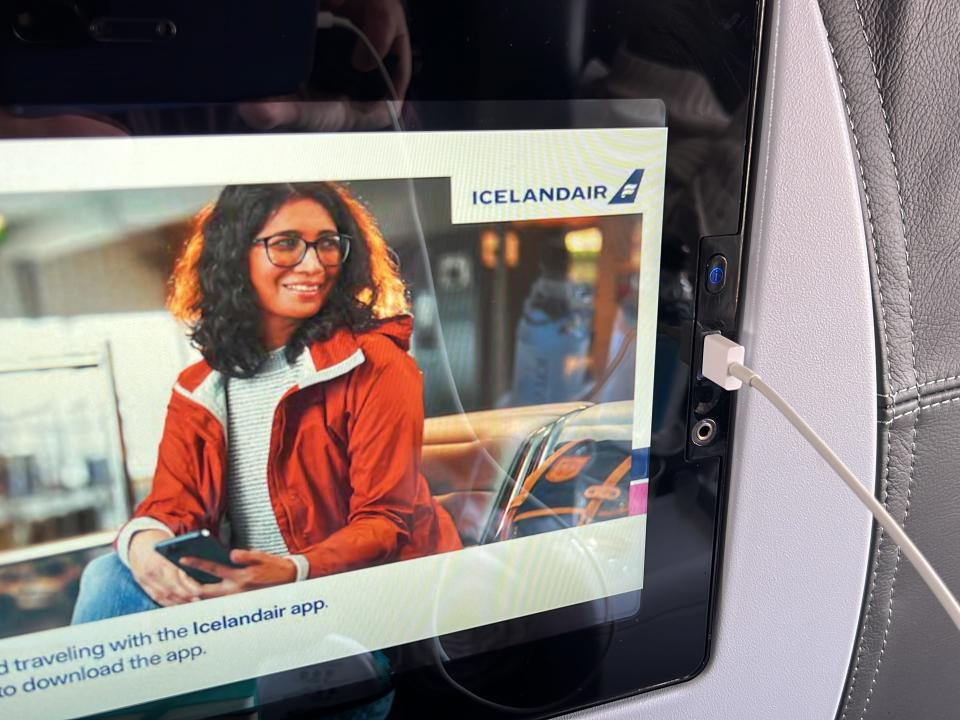 screen on icelandair plane back with usb plugged in
