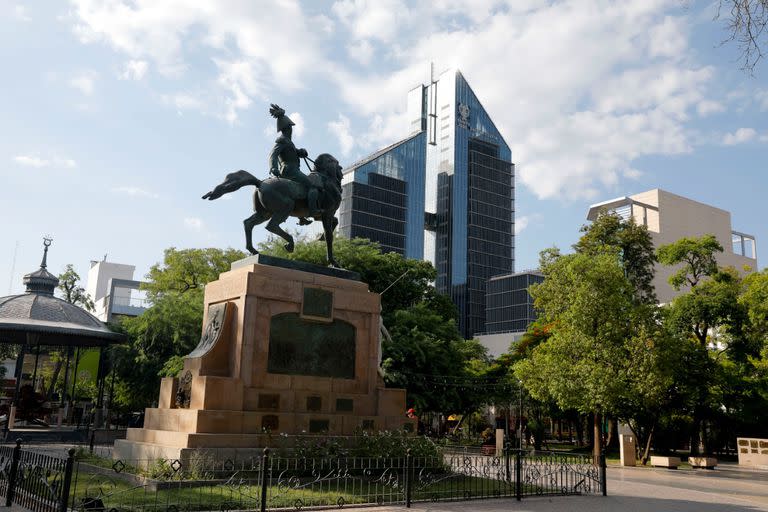 Las "torres gemelas", como se conocen a los edificios que albergan los ministerios de Educación y Economía, en Santiago del Estero